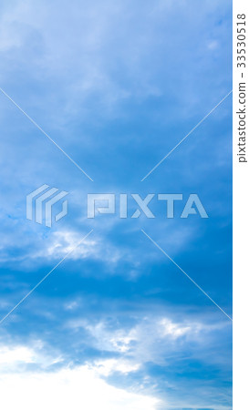 八月的天空和雲彩（垂直） 33530518