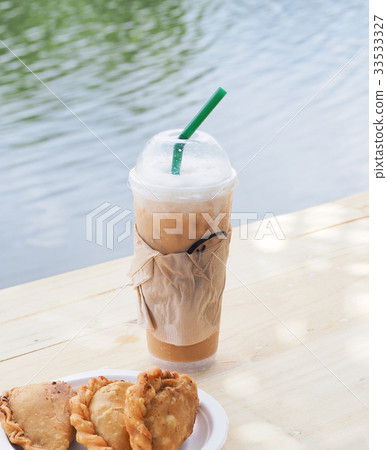 ice coffee with curry on wooden table. ice coffee with curry on wooden table. 33533327