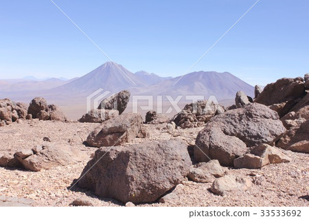 Northern Chile, the desert areas of the bleak Atacama Highlands and beautiful mountain ranges around the Andean Mountains Rikankabul 33533692
