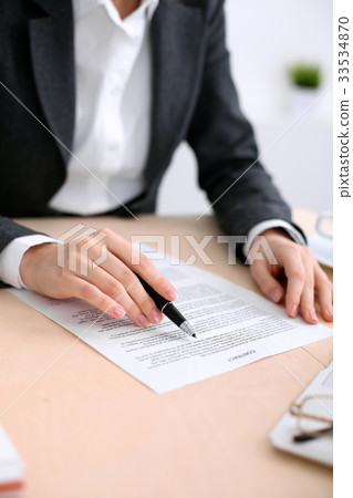 Business woman ready to sign a contract 33534870