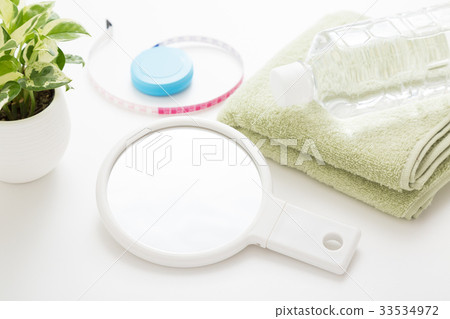 Towel and hand mirror 33534972