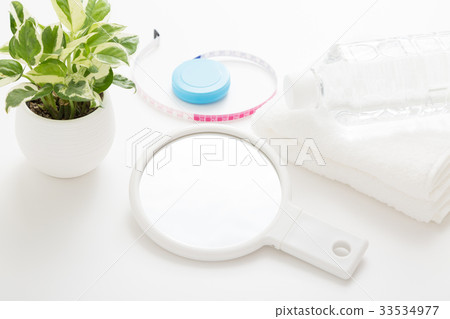 Towel and hand mirror 33534977