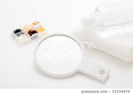 Towel and hand mirror 33534979