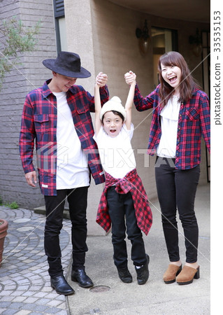 Family going out with a child Family going out with a child 33535153