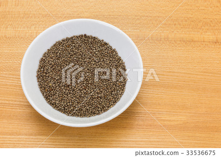 在一塊白色板材的芝麻籽 在一塊白色板材的芝麻籽 33536675