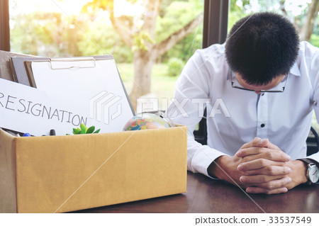 Images of packing up all his personal belongings 33537549