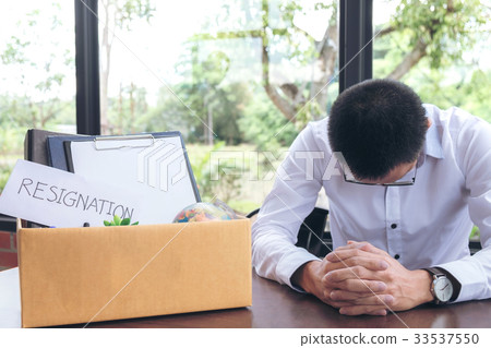 Images of packing up all his personal belongings 33537550