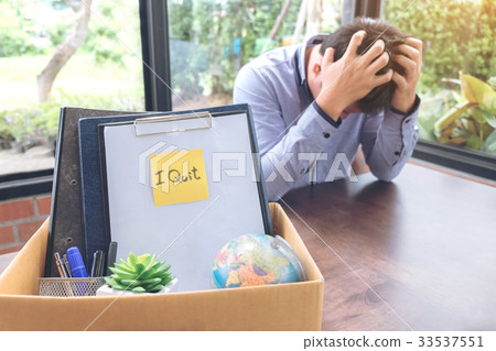 Images of packing up all his personal belongings  33537551