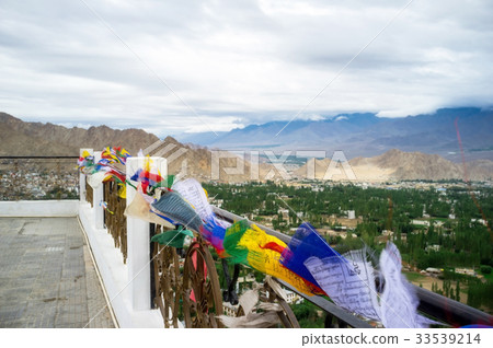 Shanti stupa 33539214