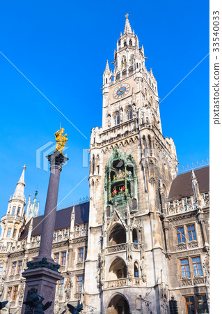 Marienplatz town hall in Munich, Germany Marienplatz town hall in Munich, Germany 33540033