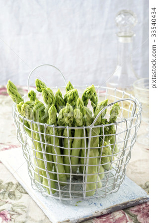 Green Asparagus in Basket 33540434