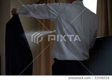 使用防臭劑浪花的商人 使用防臭劑浪花的商人 33540528