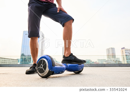 Male legs and gyroboard. 33541024