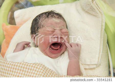 一個嬰兒剛穿著孕婦裝出生後 33541281