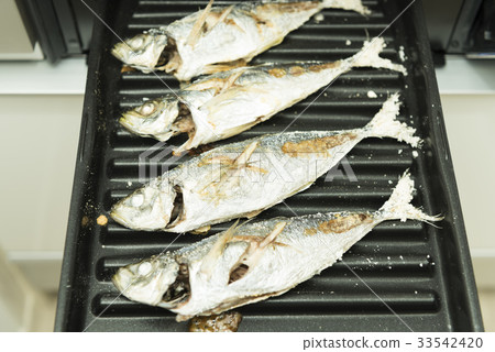 Grilled horse mackerel grilled on the grill Grilled horse mackerel grilled on the grill 33542420