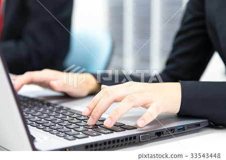 Female employee OL at hand Business man Salaryman PC Office image Business image 33543448