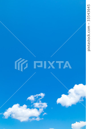 A midsummer sky Plum period sunny clouds Copy space Wide copy space General-purpose sky 33543645