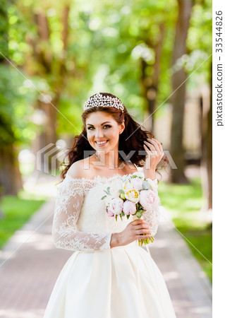 Close-up portrait of the bride with the bouquet 33544826