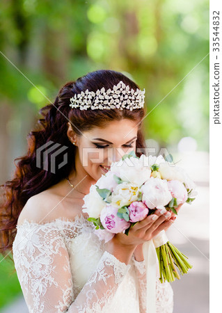 Close-up portrait of the bride with the bouquet Close-up portrait of the bride with the bouquet 33544832