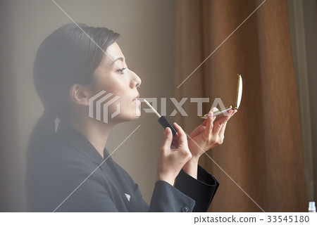 Business woman fixing makeup Business woman fixing makeup 33545180