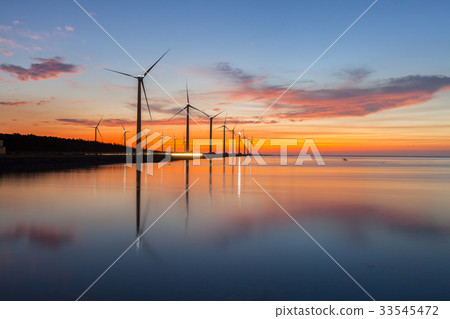 美麗的海景,太平台中著名旅遊風景區高美當地秀麗美麗的太陽天空天空 美麗的海景,太平台中著名旅遊風景區高美當地秀麗美麗的太陽天空天空 33545472