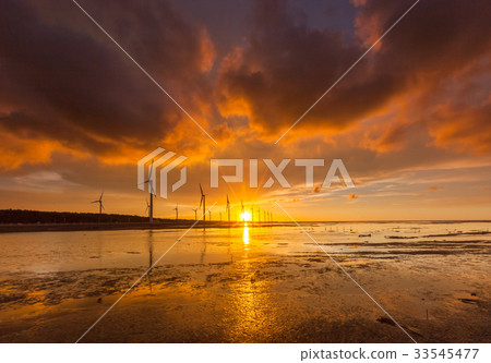 美麗的海景,太平台中著名旅遊風景區高美當地秀麗美麗的太陽天空天空 美麗的海景,太平台中著名旅遊風景區高美當地秀麗美麗的太陽天空天空 33545477