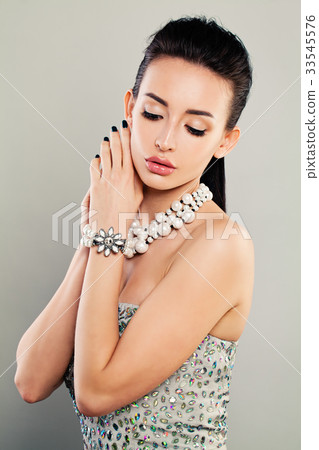 Fashion Portrait of Glamorous Model, Pretty Face Fashion Portrait of Glamorous Model, Pretty Face 33545576