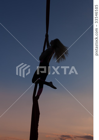 Acrobatic stunts on the canvases. Acrobatic stunts on the canvases. 33546585