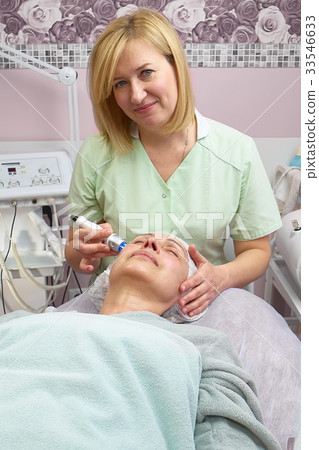 Mature woman, rf skin tightening. Mature woman, rf skin tightening. 33546633