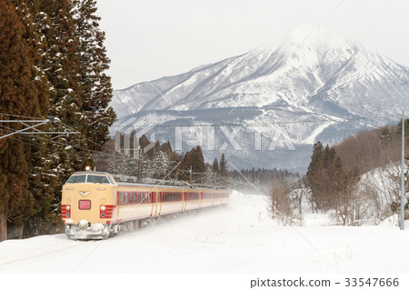 Snow and limited express trains 33547666