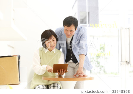 夫婦使用平板電腦 夫婦使用平板電腦 33548568