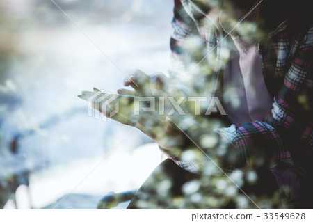 Close-up of woman's hand using tablet in cafeteria Close-up of woman's hand using tablet in cafeteria 33549628