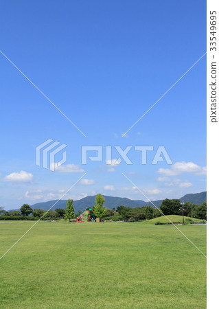 公園有一個大草廣場 照片素材 圖片 圖庫