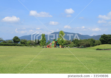 公園有一個大草廣場 33549696