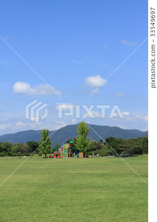 公園有一個大草廣場 33549697