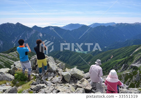 從山頂看到的黑部水壩湖和後山立山脈。 33551319