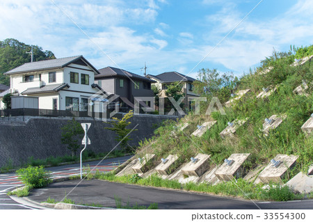Retaining wall of the housing complex entrance 33554300