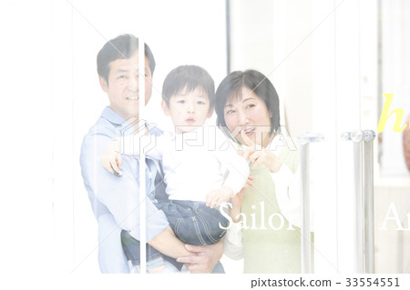 看著窗外的家庭 33554551