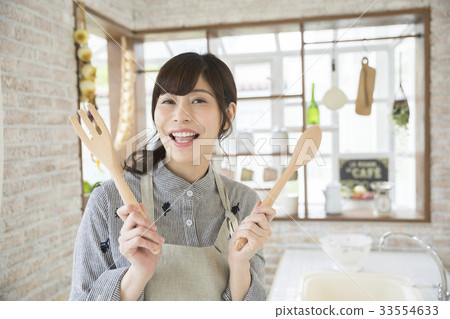 烹飪烹飪家庭主婦的女人 烹飪烹飪家庭主婦的女人 33554633