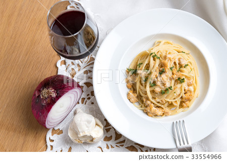 Cream pasta with sea urchin 33554966