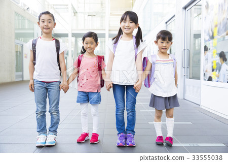 Four elementary school students 33555038