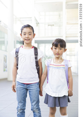 elementary school girl 33555039