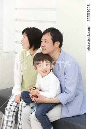 Grandparents who interact with their grandchildren 33555098
