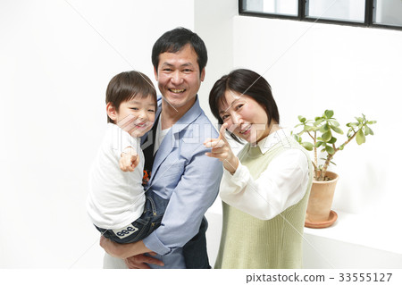 與孫子孫女互動的祖父母 33555127