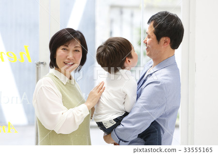 Grandparents who interact with their grandchildren Grandparents who interact with their grandchildren 33555165