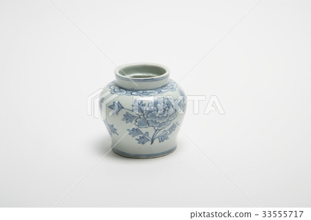 White porcelain 33555717