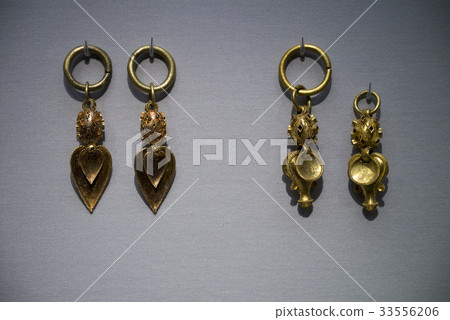 Gold earrings, National Museum of Korea, Yongsan-gu, Seoul Gold earrings, National Museum of Korea, Yongsan-gu, Seoul 33556206
