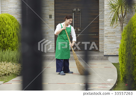 Woman cleaning 33557263
