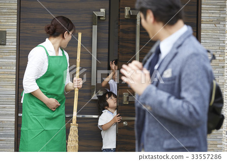 Women and children to see off Women and children to see off 33557286