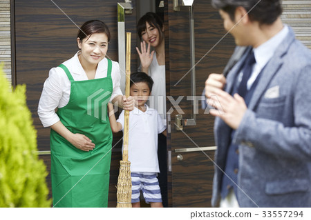 A family and a housekeeper who sees off A family and a housekeeper who sees off 33557294